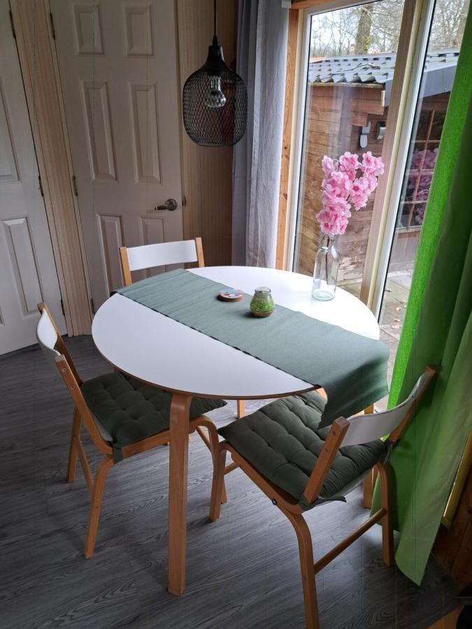 Chalet 15 "De Tien Heugten" Vakantiepark Schoonloo Esterno foto